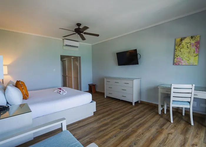 Pineapple Beach Club (Adults Only)
